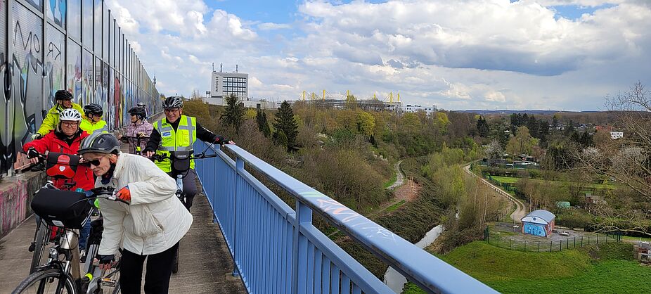 Fahrradbrücke an der B1