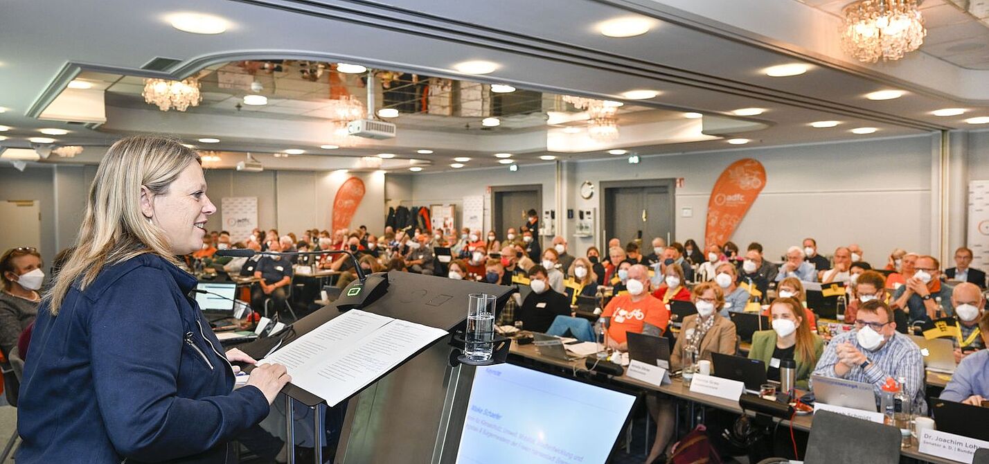 Bremens Verkehrssenatorin Dr. Maike Schaefer auf dem Podium bei der ADFC-BHV 2022.